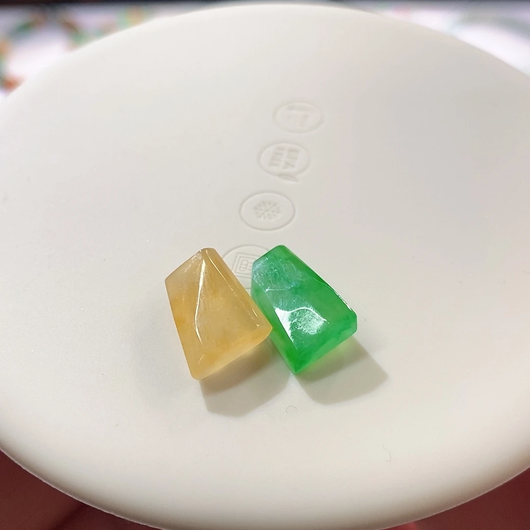 翡翠裸石两个不同价