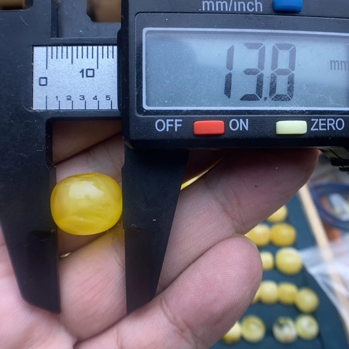 未镶嵌琥珀裸石42号13.8*11喇叭口微瑕