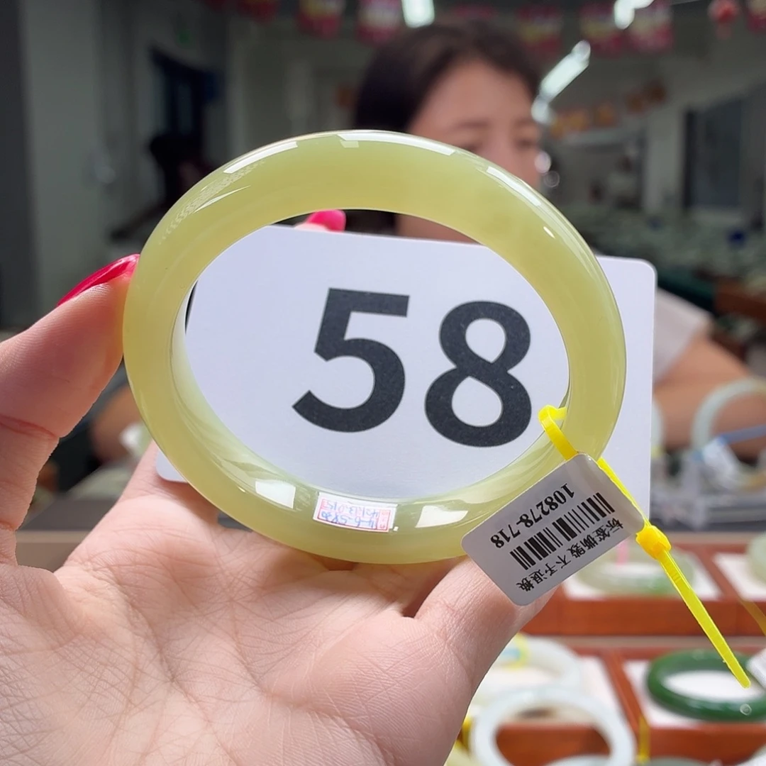 和田玉手镯未镶嵌龙***?鸡油黄