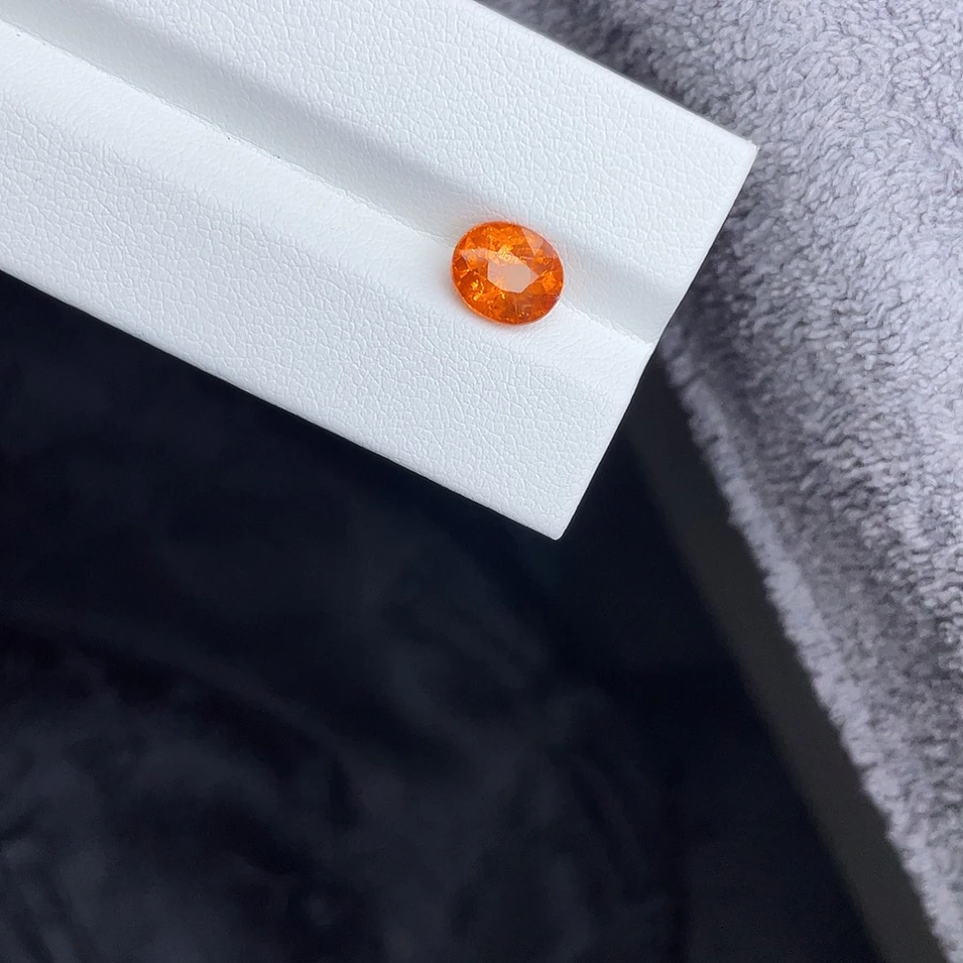 石榴石（芬达石）裸石未镶嵌2.47Ct。
