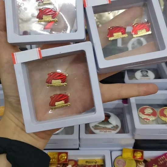 其他普通金属?****?红色收藏纪念章3个