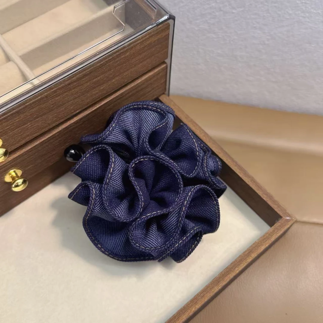 【牛仔很忙】系列新款精致牛仔褶皱绣球香蕉夹4953