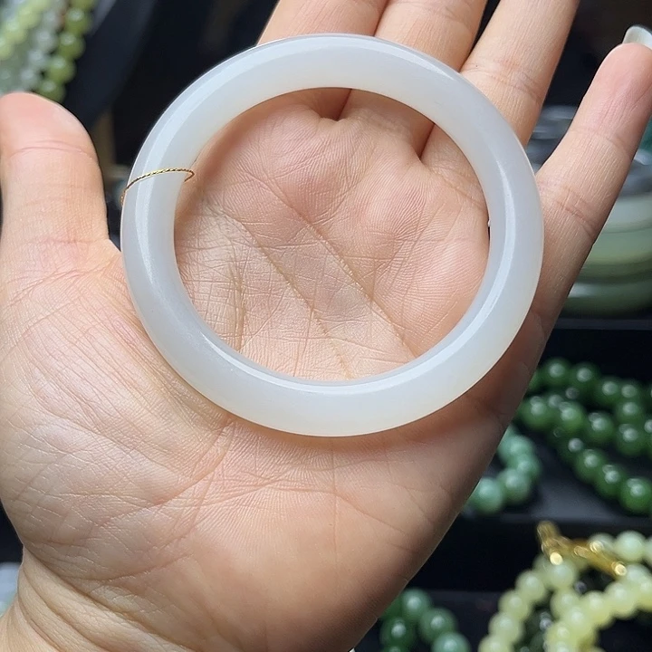 熙***角未镶嵌手镯和田玉