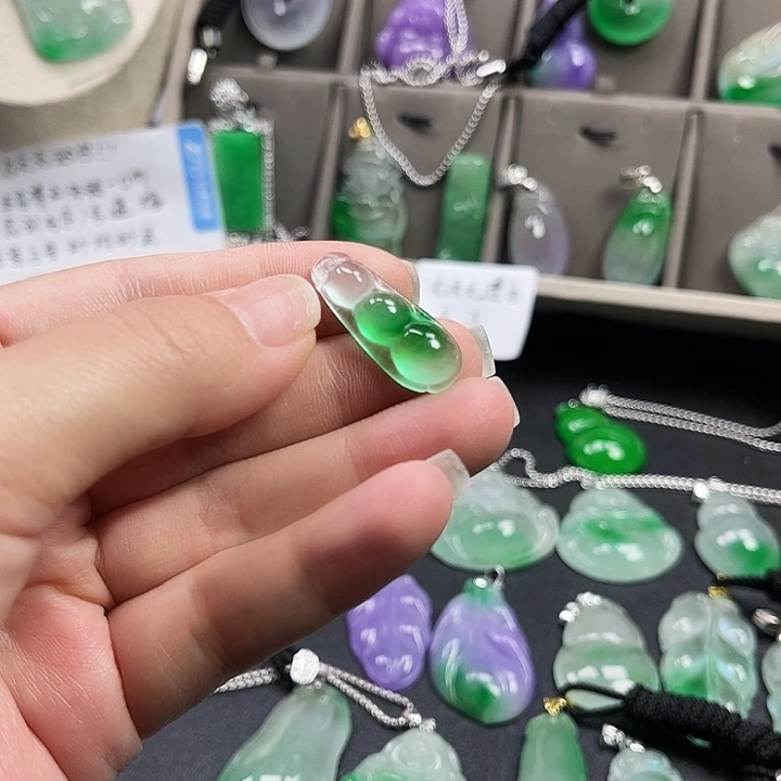 翡翠未镶嵌颈饰豆豆