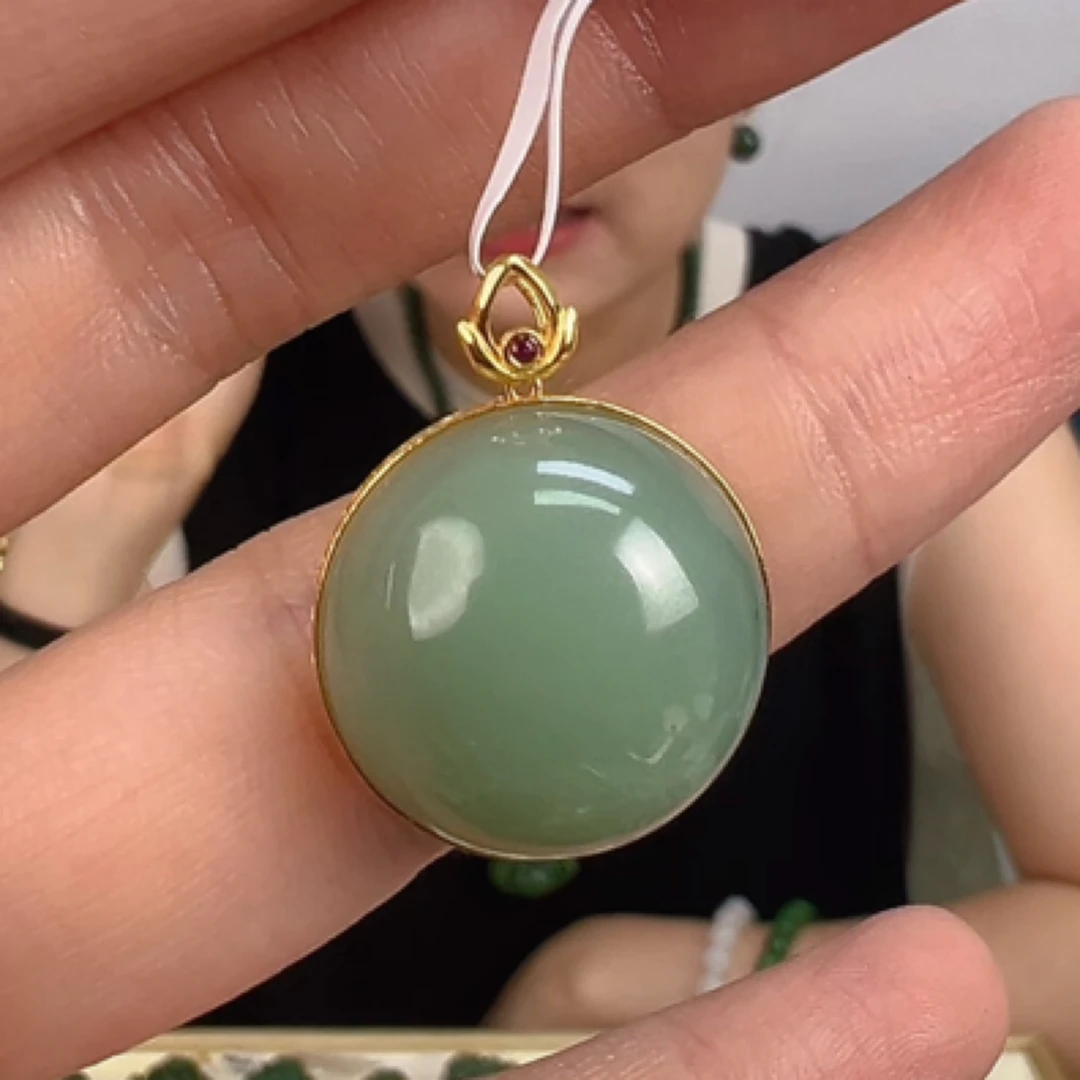 18k金鸭蛋青碧玉圆形和田玉粉青无结构挂坠天然原石玉石珠宝女款