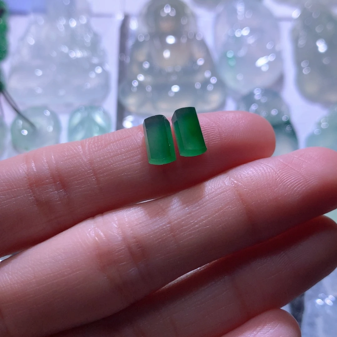 翡翠未镶嵌颈饰一对