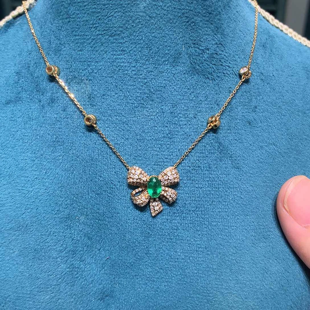 18K金镶嵌颈饰祖母绿多**B