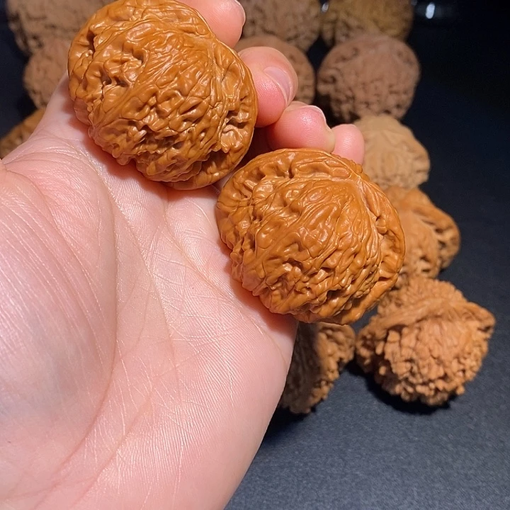 文玩核桃吊坠白狮子