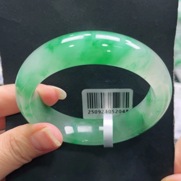 石英质玉（非洲翠）未镶嵌手镯