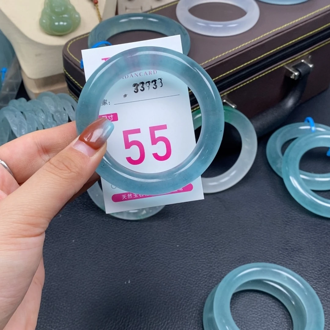 薯***_石英质玉未镶嵌手镯