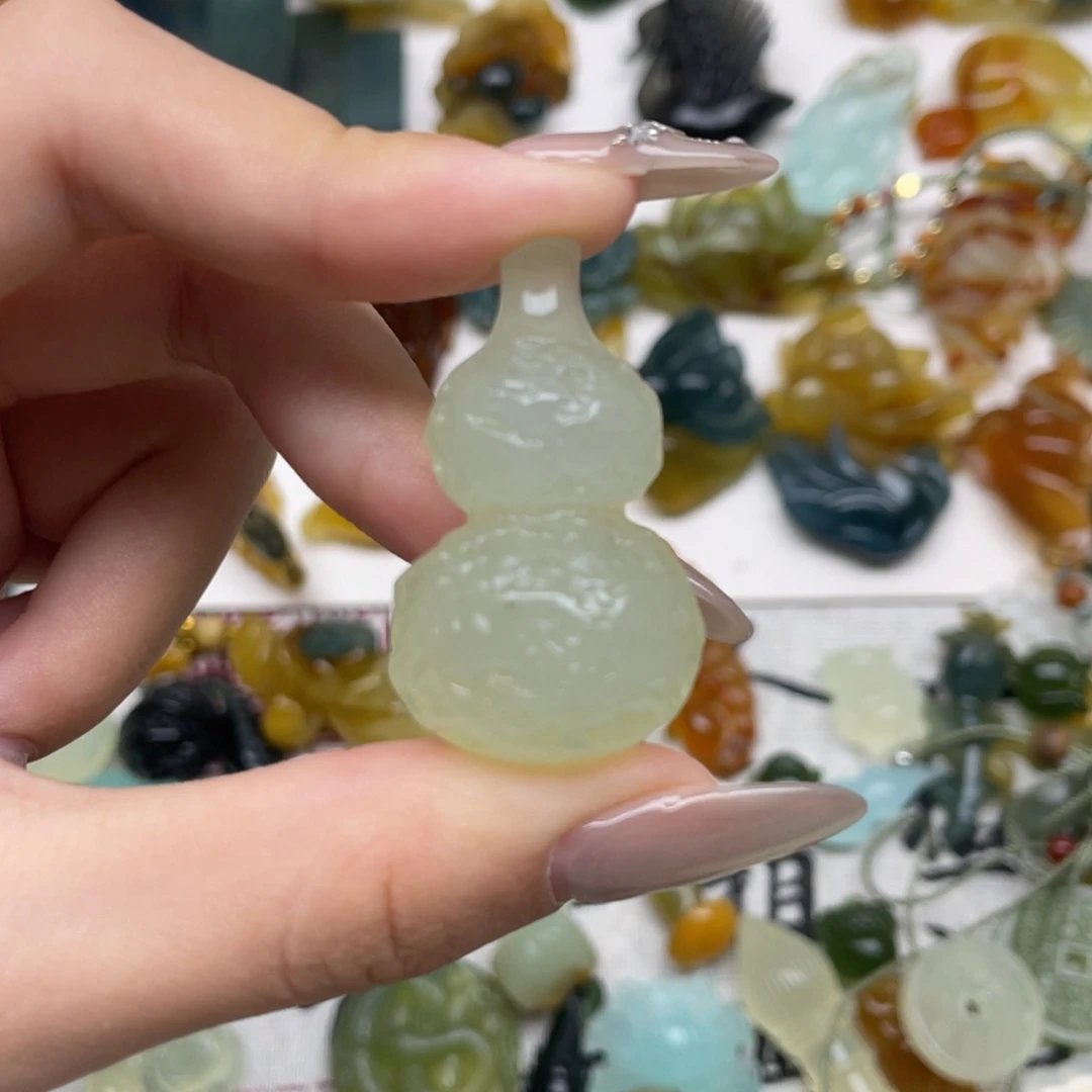 蛇纹石玉颈饰未镶嵌诗*琦