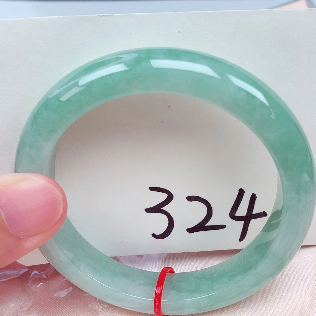 翡翠手镯未镶嵌翡翠