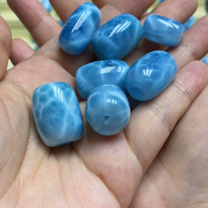 未镶嵌针钠钙石（海纹石）颈饰贝****班