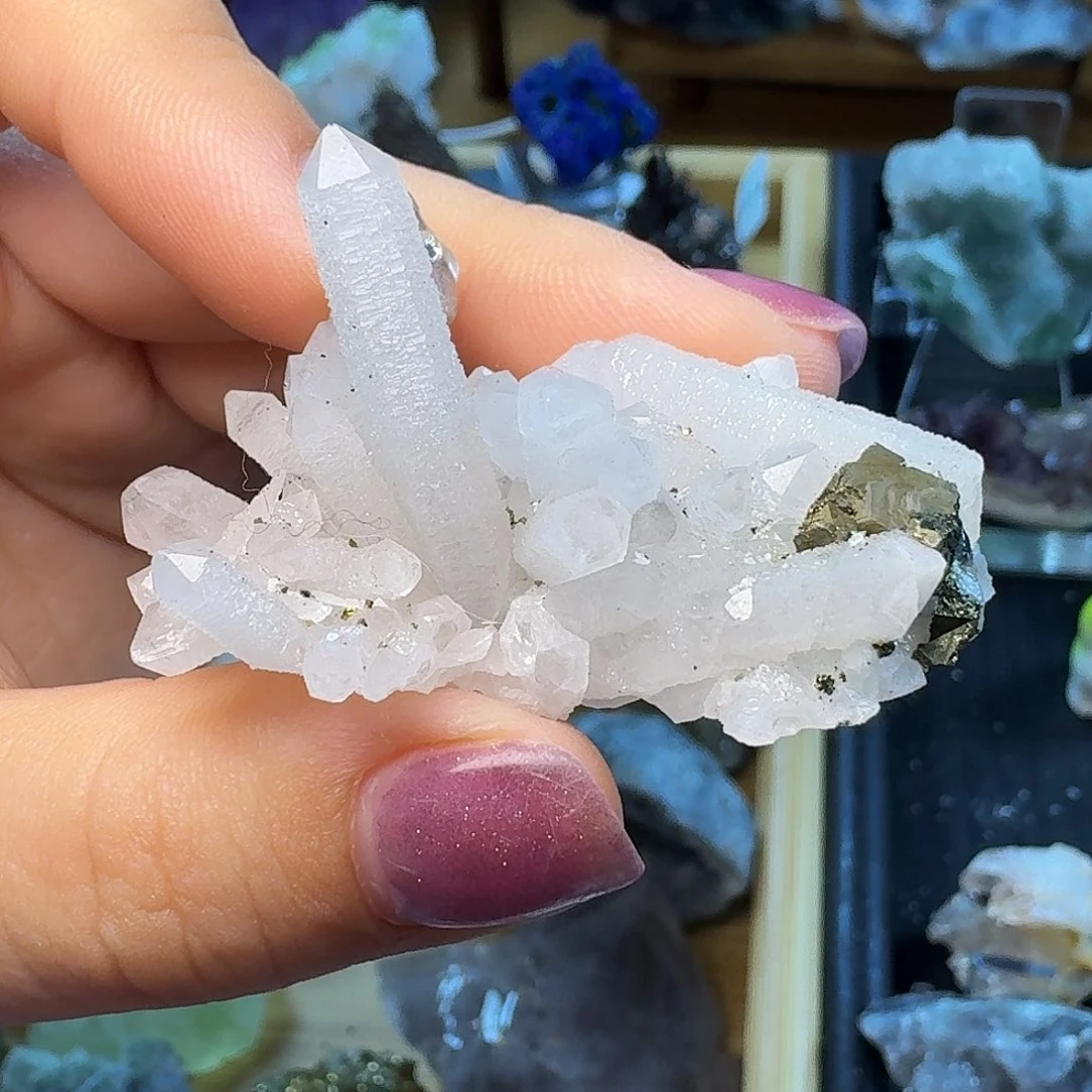 石材水晶黄铁共生