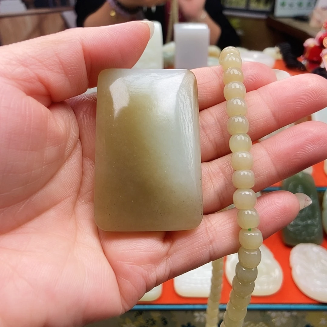 乔***主和田玉未镶嵌颈饰