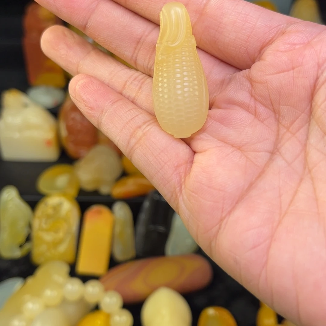 小***懒石英质玉未镶嵌黄蜡石吊坠