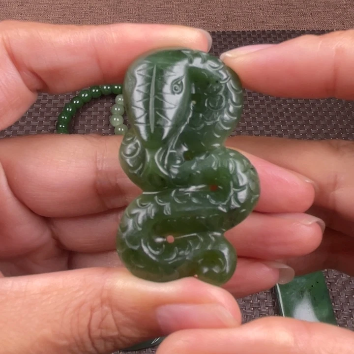 颈饰未镶嵌和田玉（碧玉）
