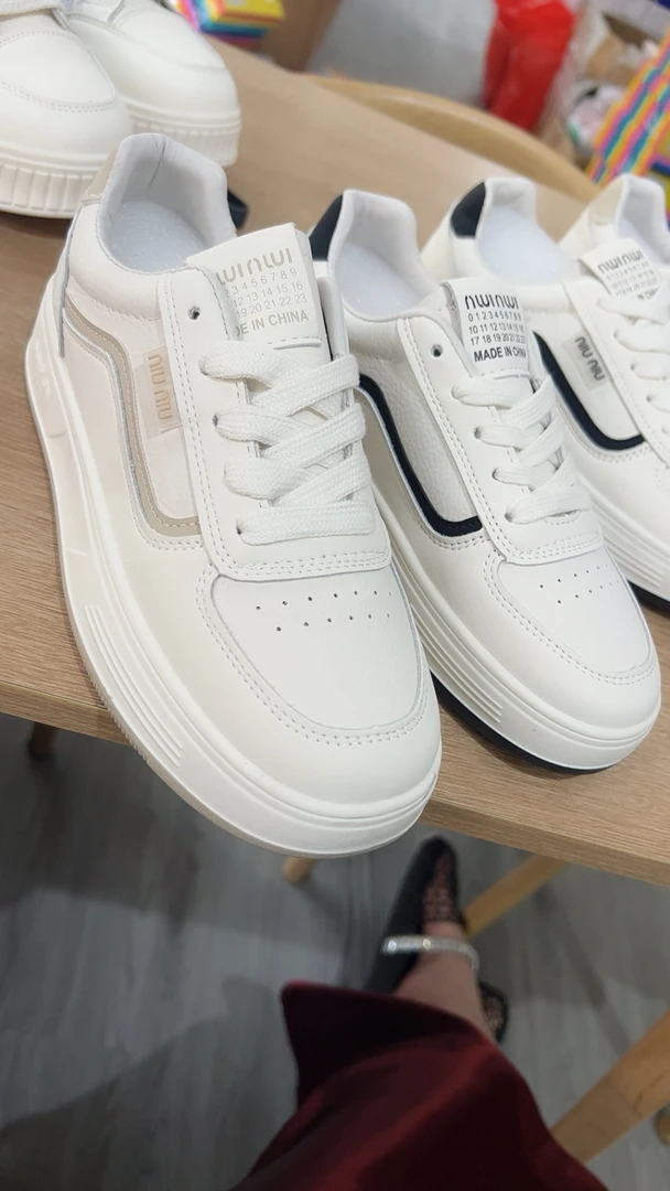 2515休闲时尚百搭小白鞋板鞋。