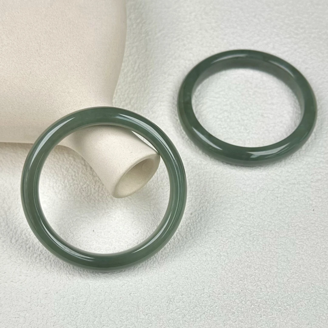 和田玉晴绿介于湖水绿中间手镯多样性发其一