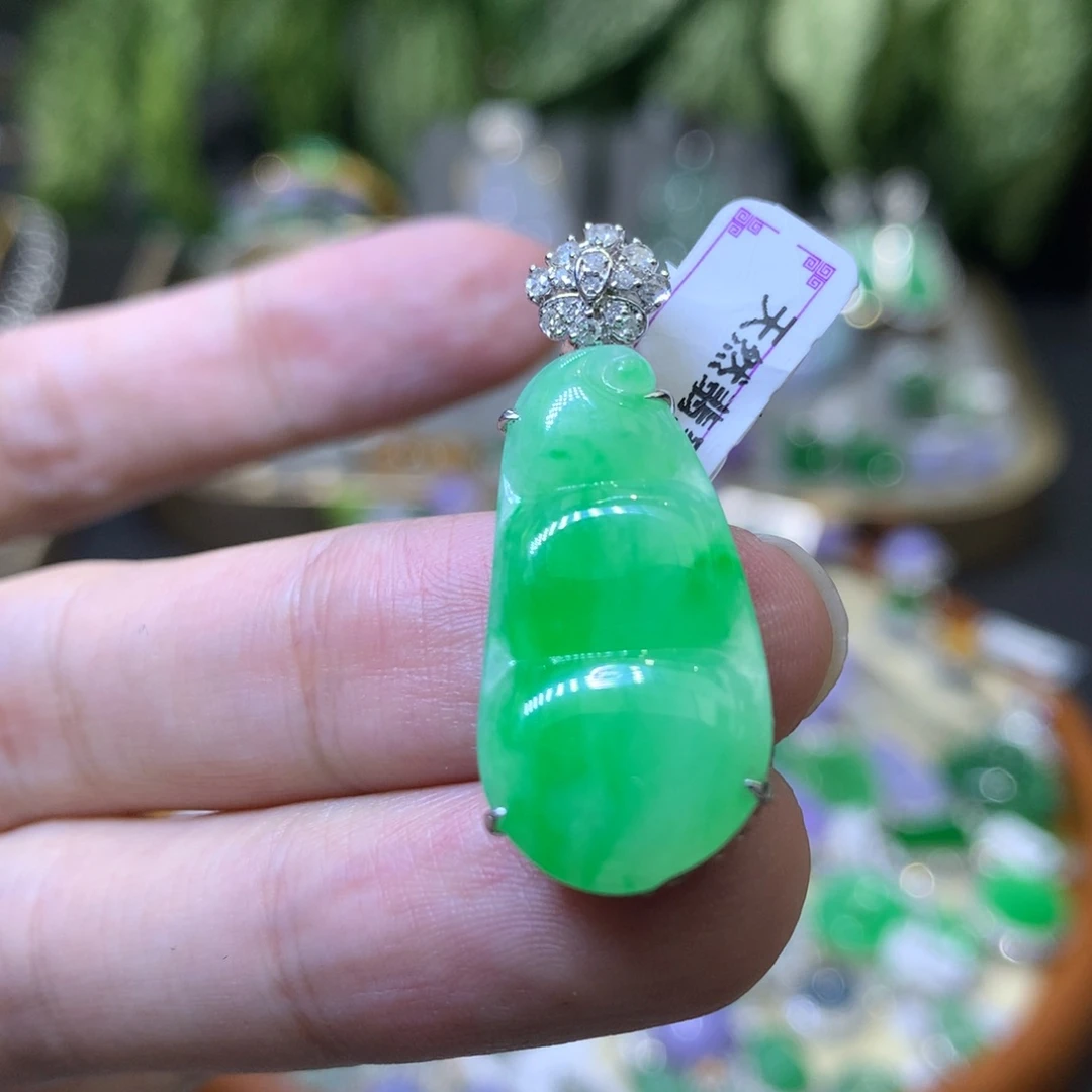 颈饰18K金镶嵌翡翠