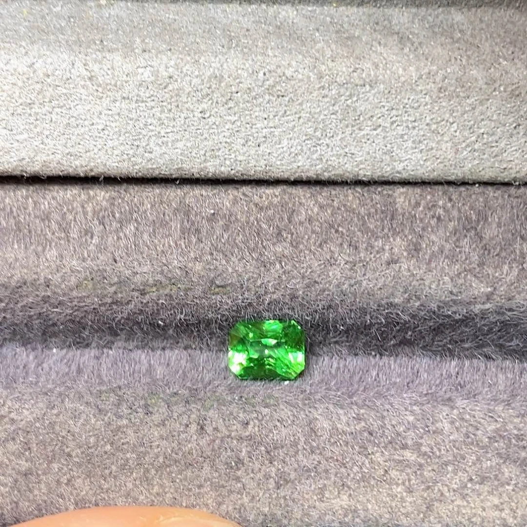 未镶嵌1.55克拉天然玻璃体满火彩沙弗莱石榴石
