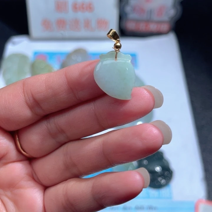 翡翠未镶嵌吊坠(赠链)