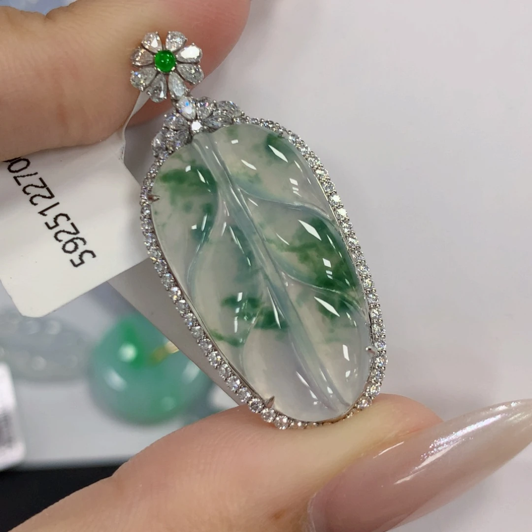 颈饰18K金镶嵌翡翠