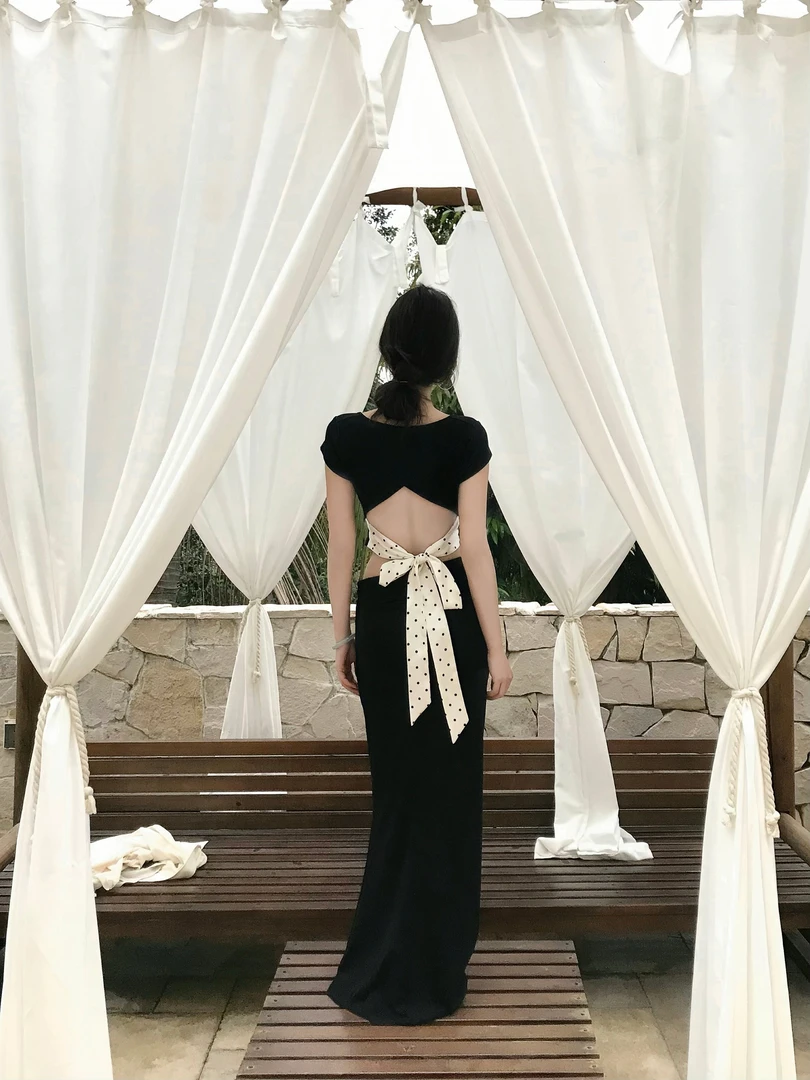 【带胸垫】设计感露背波点绑带辣妹收腰套装女夏季黑色半身裙两件套