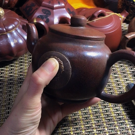 紫砂茶壶原矿泥料手工制作的紫砂壶。
