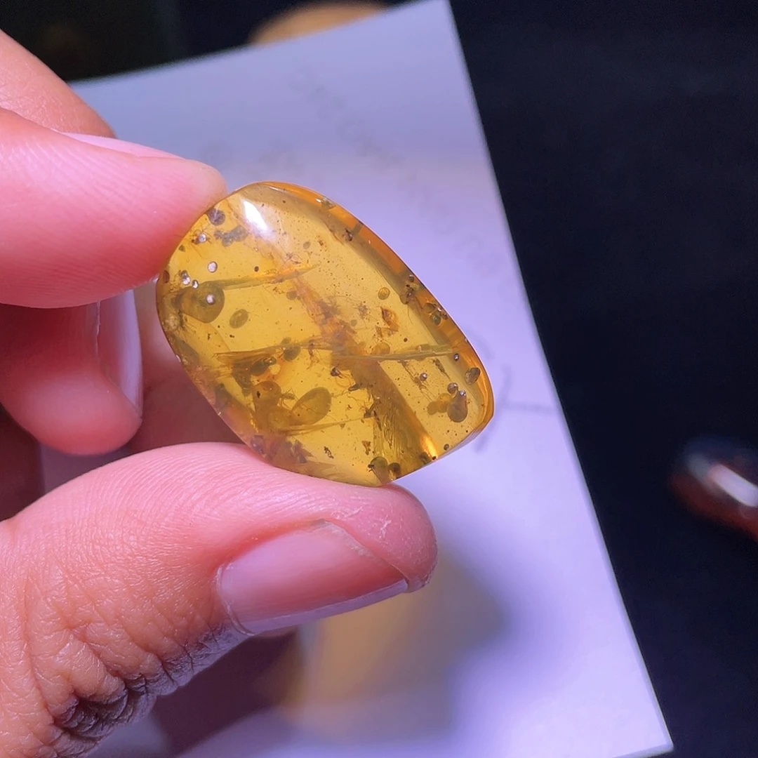 琥珀裸石未镶嵌，
