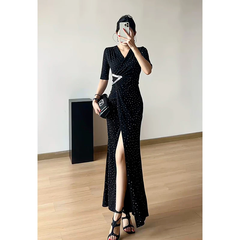 御姐风V领短袖烫钻连衣裙女2025新款收腰开叉鱼尾裙气质黑色长裙