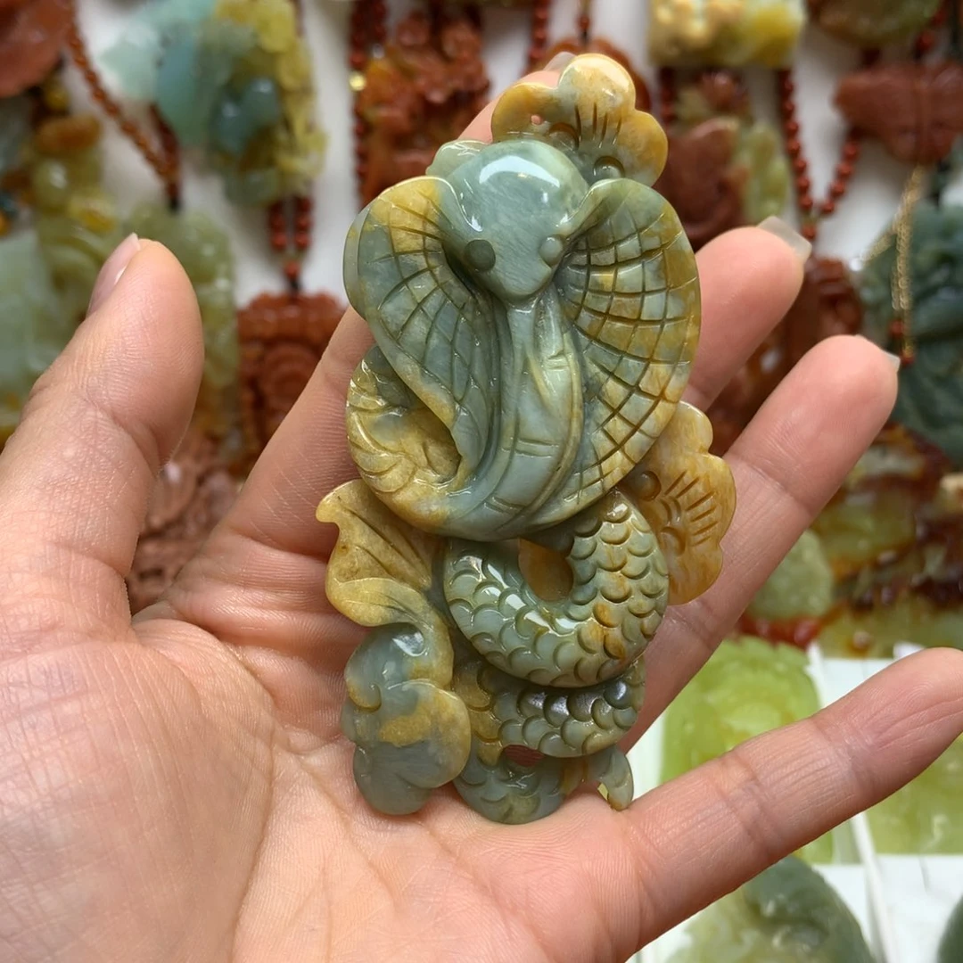 蛇纹石玉颈饰未镶嵌