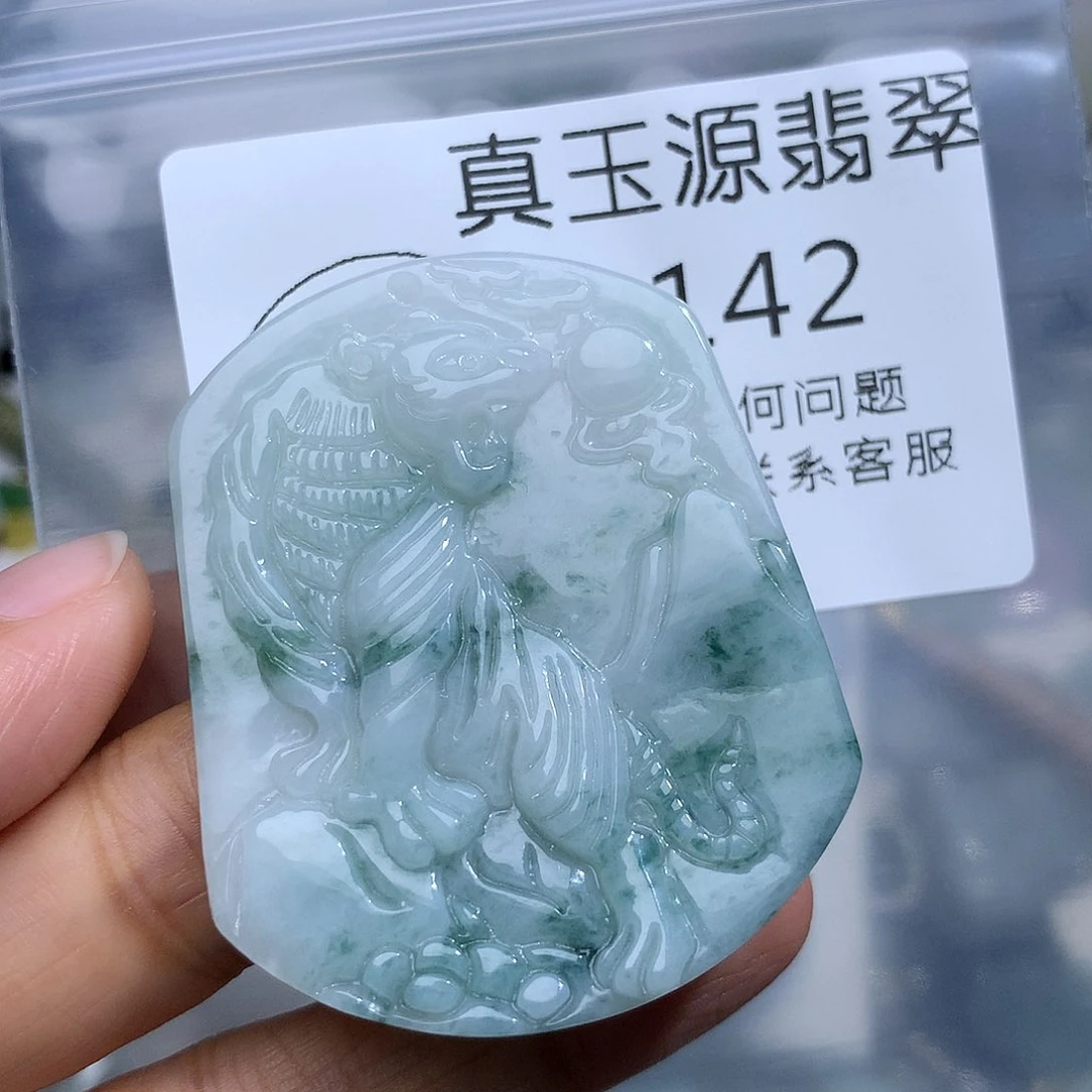 翡翠未镶嵌颈饰142。