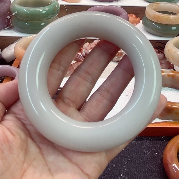石英岩玉未镶嵌手镯