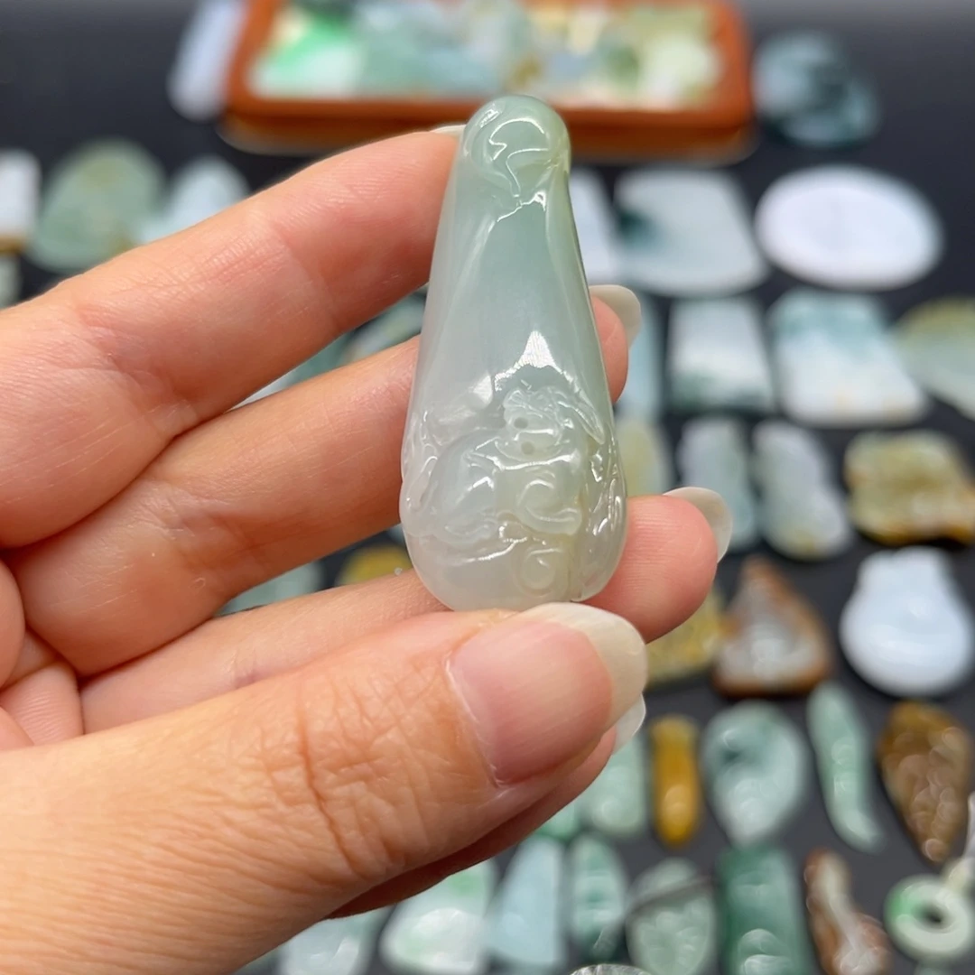 翡翠未镶嵌颈饰貔貅