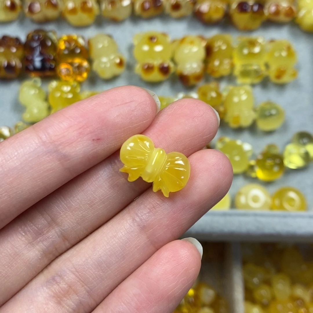 未镶嵌颈饰琥珀蝴蝶结