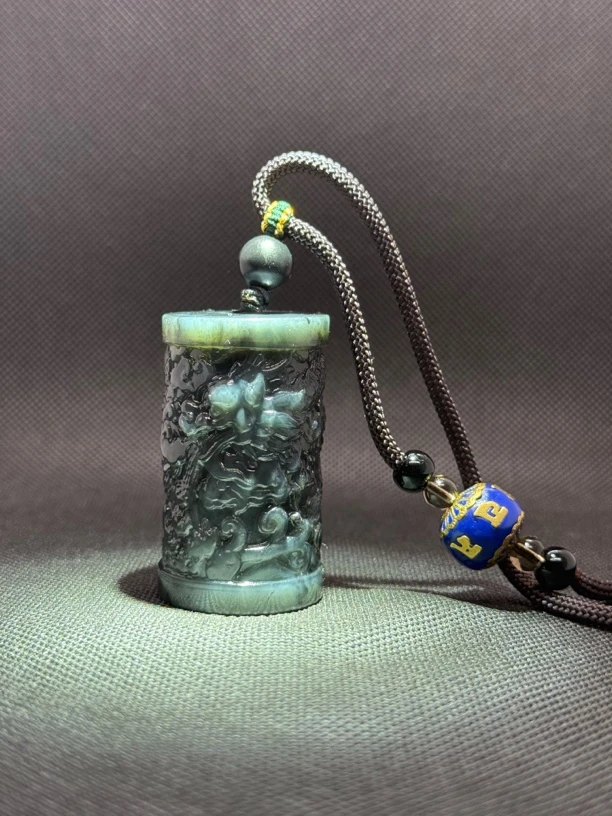 岫玉龙盘柱水墨丹青料手把件