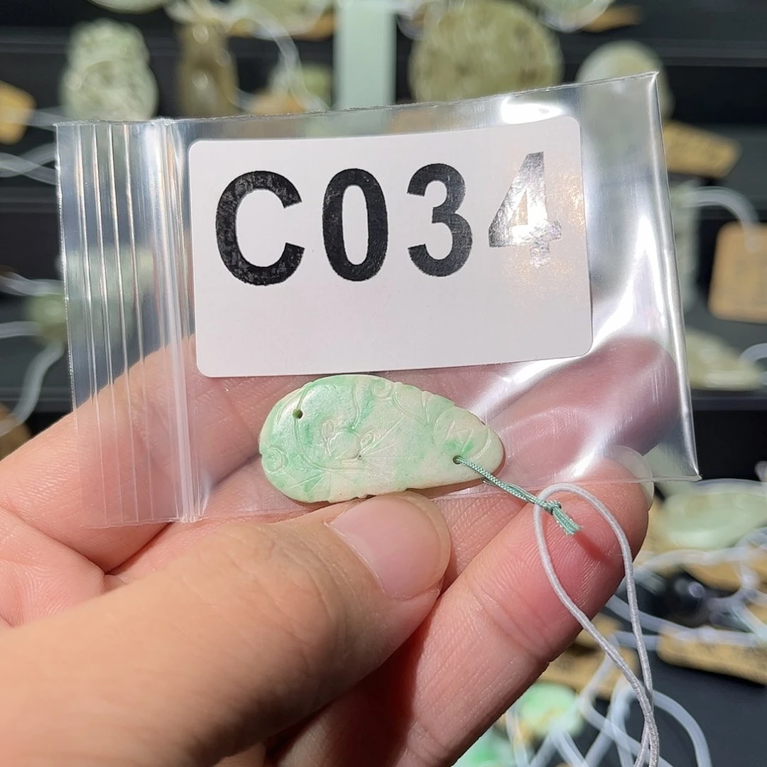 乾***安翡翠未镶嵌颈饰花片