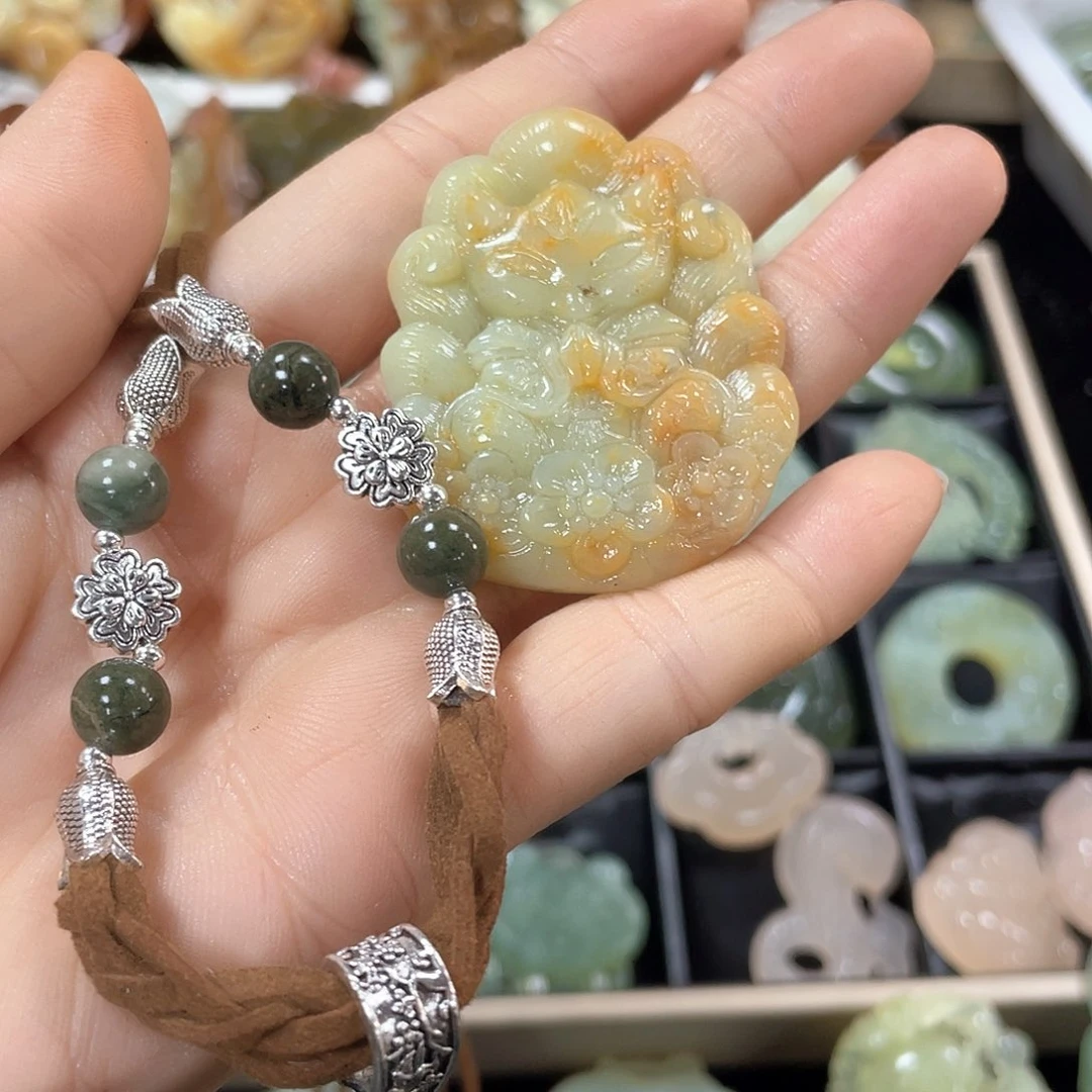 蛇纹石玉颈饰未镶嵌