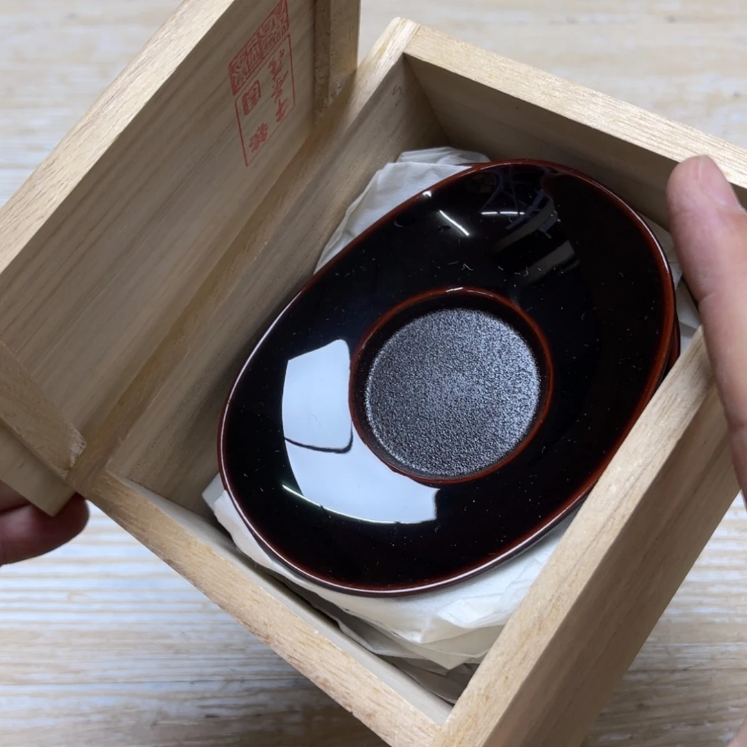 瓷片料****厨密密麻麻地排列着一个