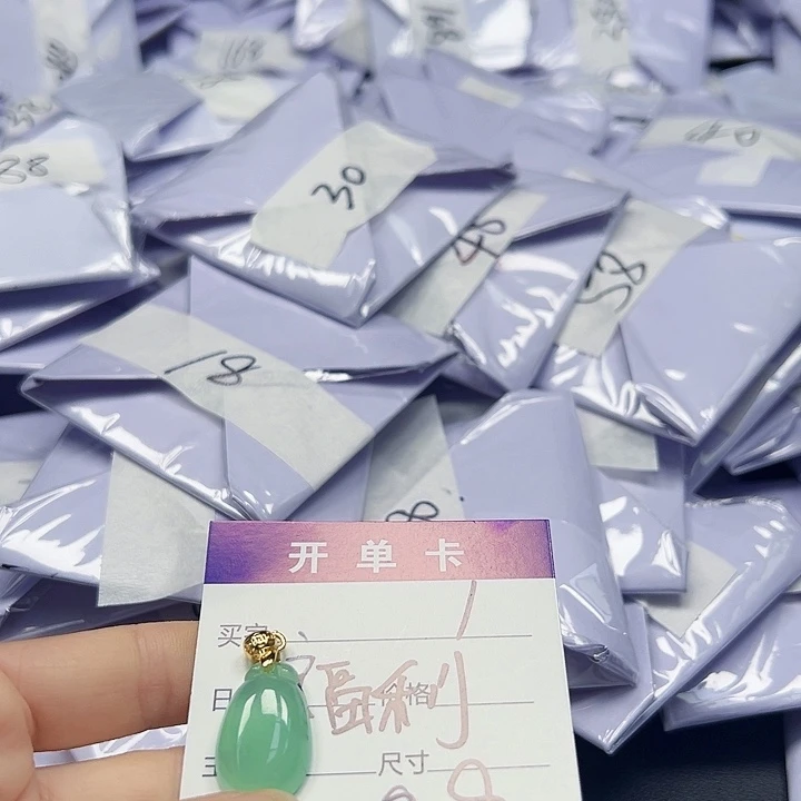 翡翠未镶嵌颈饰翡翠未镶嵌01