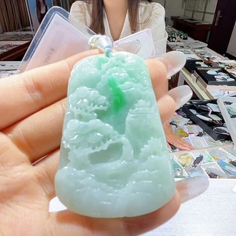 翡翠未镶嵌颈饰一个