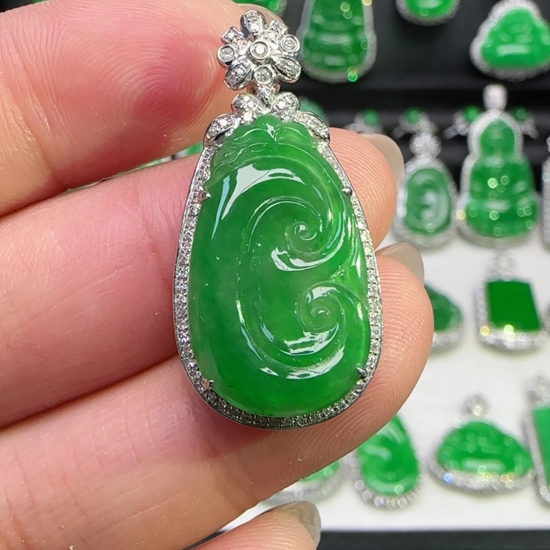 翡翠18K金镶嵌颈饰吊坠