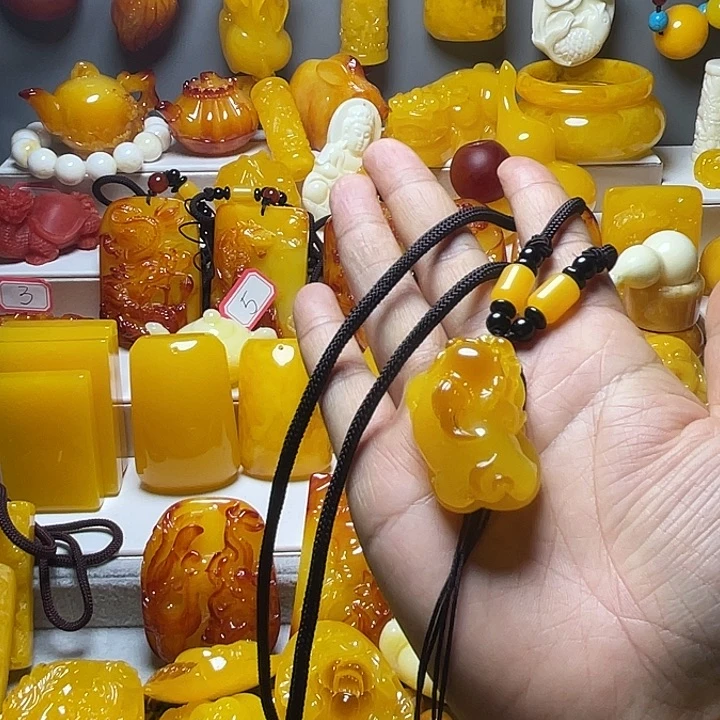 俏色貔貅挂件 服饰配饰