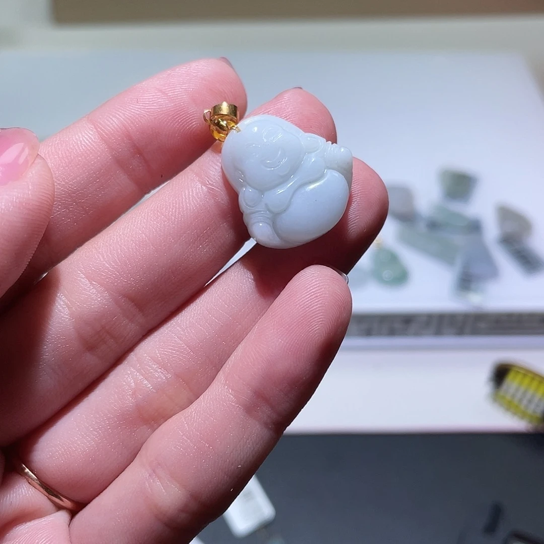 翡翠未镶嵌颈饰？hjjjjiujjj