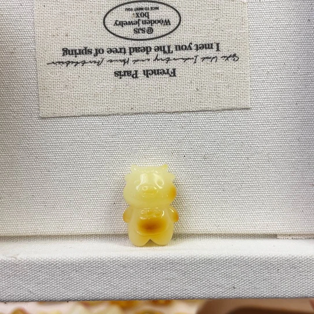裸石琥珀未镶嵌小羊