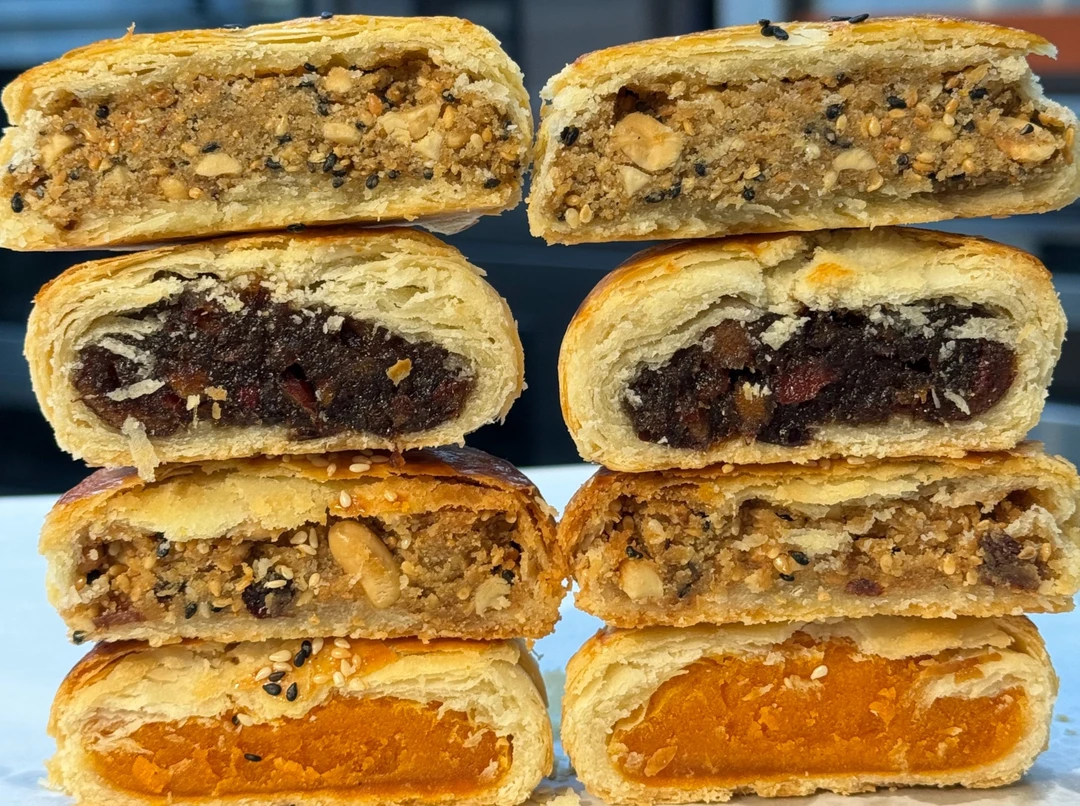 都市新语酥皮月饼老式手工月饼蛋黄伍仁红枣椒盐酥皮月饼