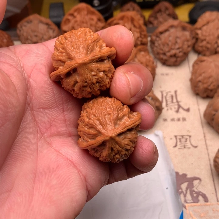 文玩核桃吊坠金牛