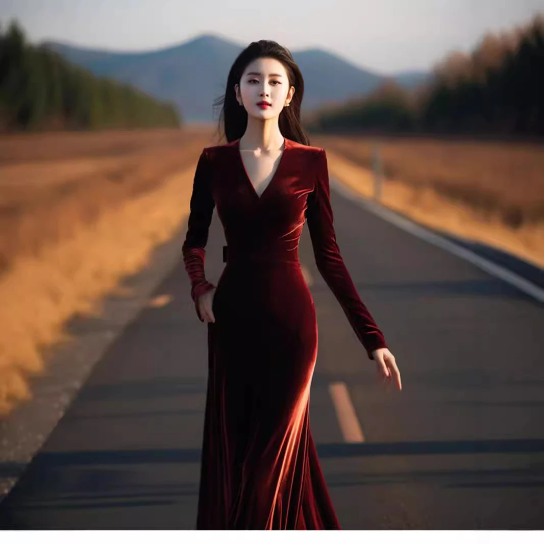 2025年秋装新款法式高级感订婚礼服新娘裙奢华大气红色丝绒连衣裙