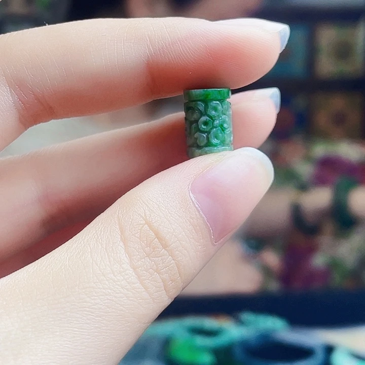 翡翠未镶嵌颈饰多样性